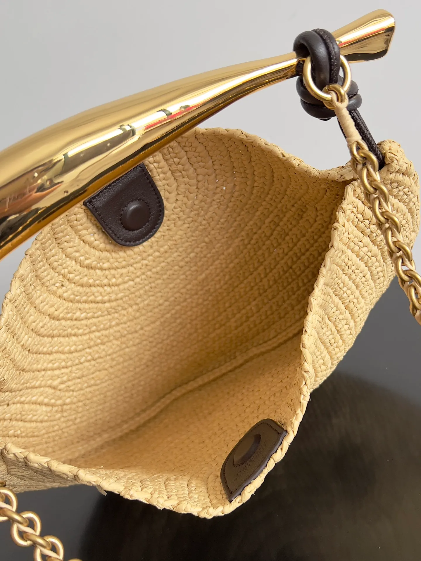 Batch 1760 In the hot summer, there must be many friends going to the beach for vacation🏖️🏖️BOTTEGA VENETA new model SARDIE is simply synonymous with vacation, fresh straw style🥥🥥 unique design that is not easy to bump into, any combination will give you a romantic holiday feel. The fish hook on the chain echoes the sardine-shaped handle, adding a touch of color to the original simple appearance. The capacity blessing greatly enhances the practicality, you don’t have to worry about not being able to put things in when you go out. Style No.: 796426 Size: 33*20*4cm